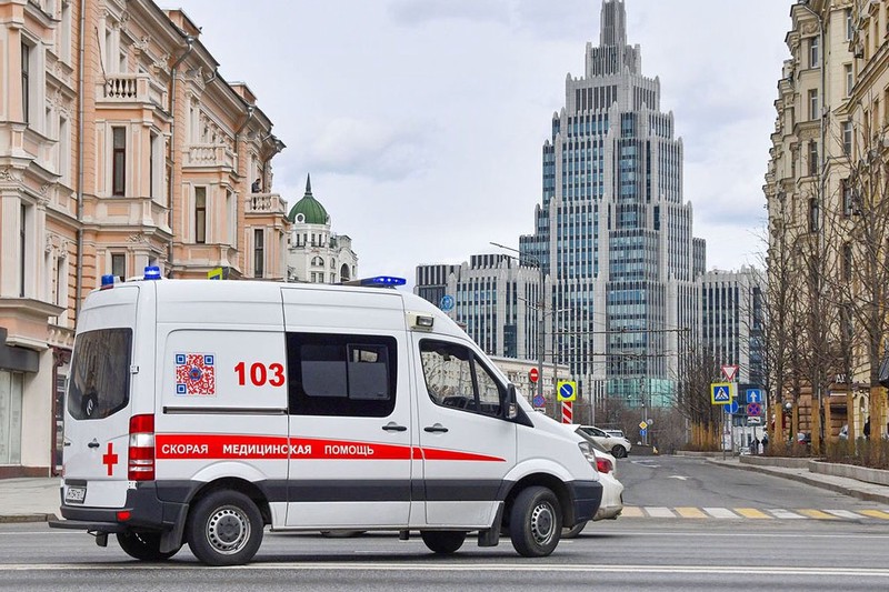 Спасатели вытащили из поврежденного при аварии автомобиля мужчину в Москве