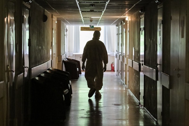 Власти объяснили скопление трупов в подвалах барнаульской больницы