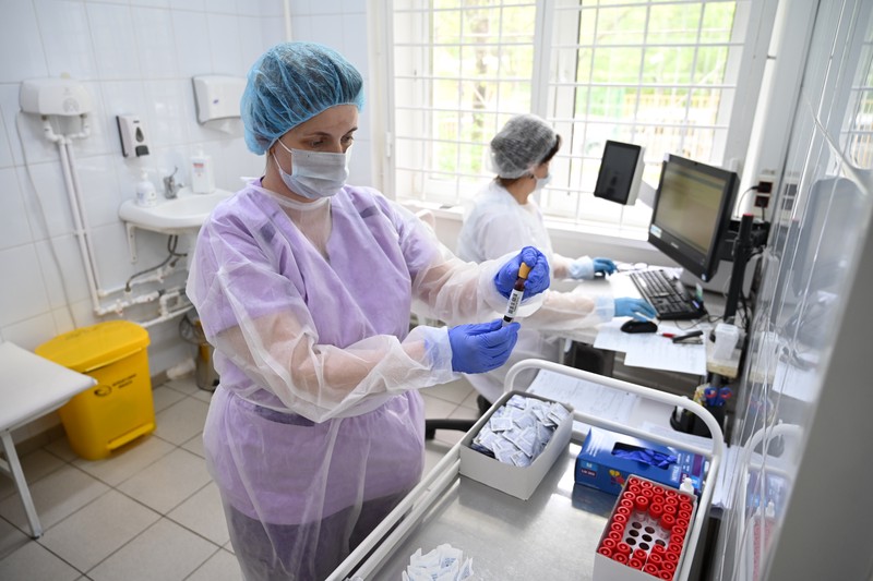 Около 92 тысяч тестов на коронавирус проводят в Москве ежедневно
