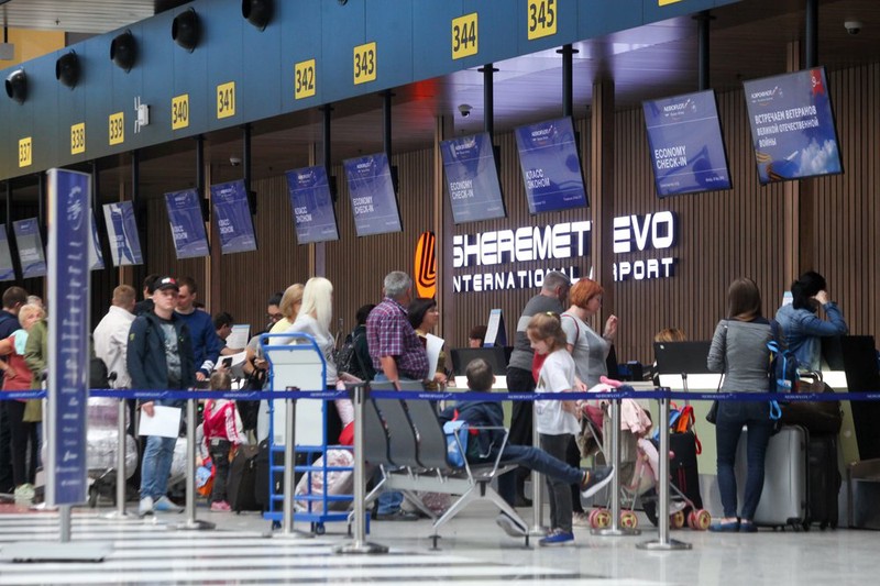 Шестнадцать рейсов задержали и отменили в аэропортах Москвы