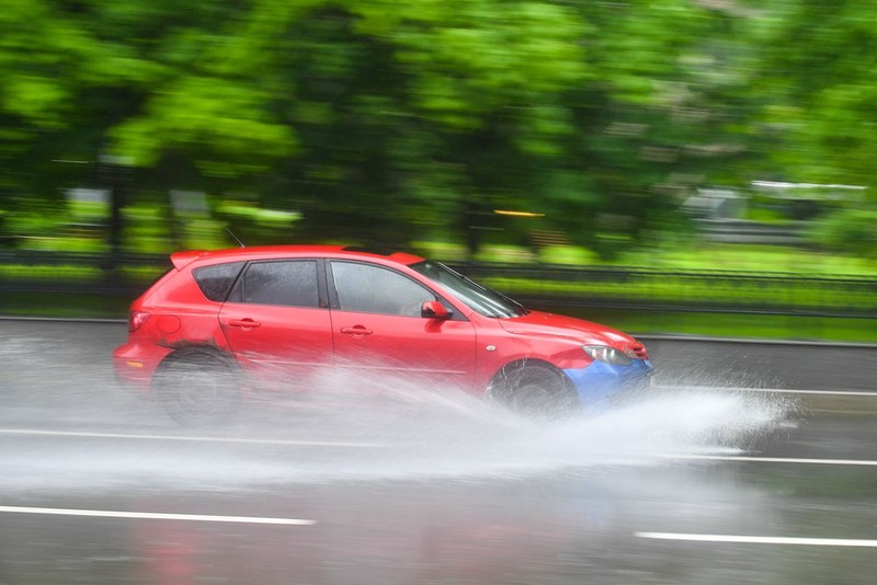 «Автомобиль не для плавания»: эксперт рассказал, как вести себя за рулем в дождь