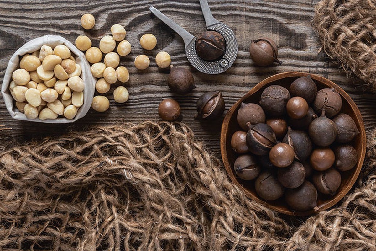 Орехи и злаки: диетолог назвала продукты, обязательные для женщин за 40