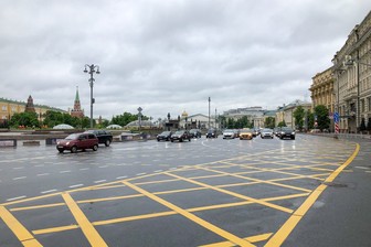 Временную желтую разметку для военной техники начали наносить на Тверской улице