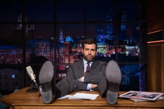 «Гонка вакцин»: Ургант пошутил об американской прививке от коронавируса