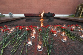 Пожилая женщина прорвалась к Вечному огню, чтобы возложить цветы в память об отце