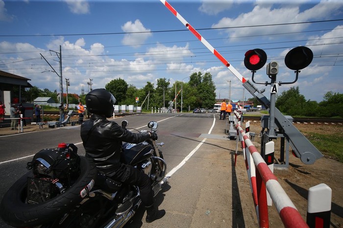 На железнодорожном переезде в Бронницах временно ограничат движение автомобилей