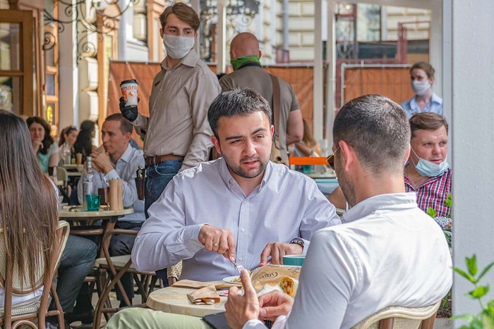 Предпринимателям рассказали, как открыть летние кафе в Москве