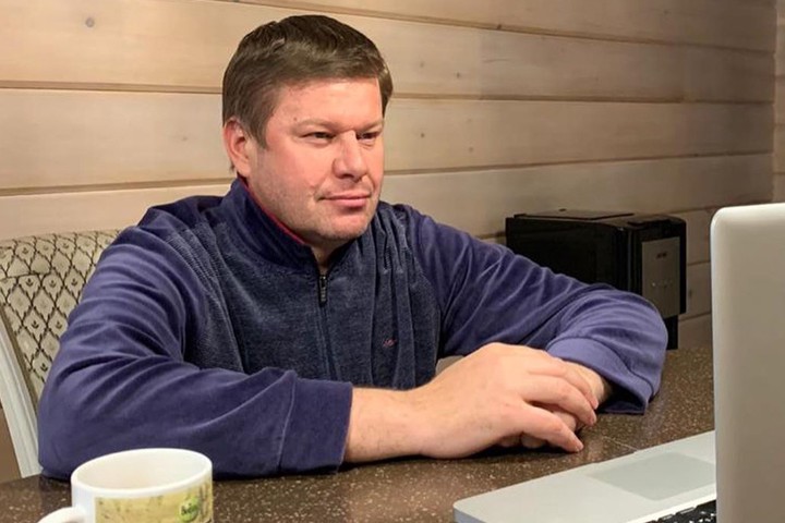 «Скучные люди»: кто из российских звезд остался без отпуска