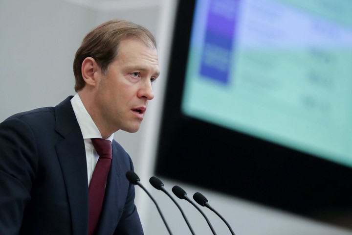 Мантуров назвал сроки экспорта вакцины «Спутник V» за границу