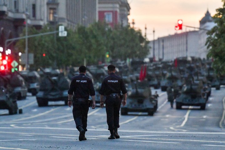Движение транспорта открыли на Тверской улице после проезда военной техники