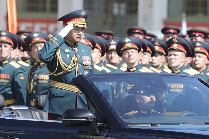Сергей Шойгу поручил наградить участников парада Победы