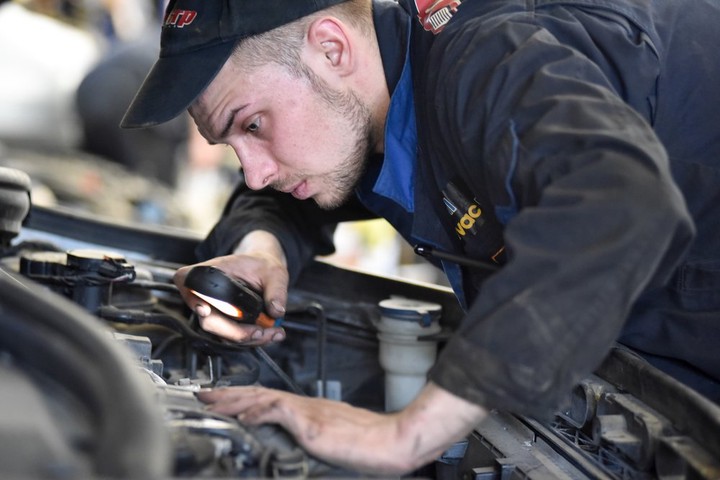 «Лопнувшее лобовое и оторванные двери»: автоэксперт — о главных ошибках водителей зимой