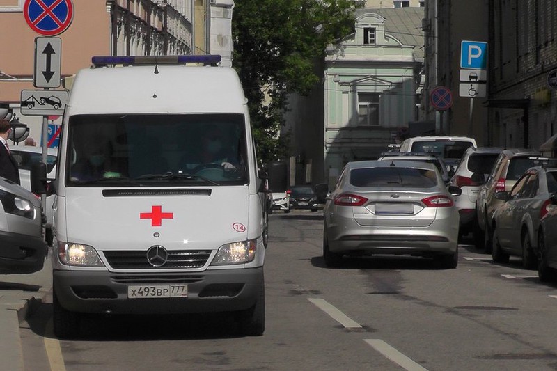 Два человека попали под машину в центре Москвы
