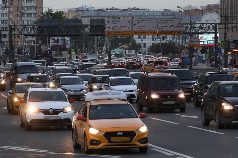 Число машин на дорогах Москвы в выходные выросло по сравнению с 2019 годом