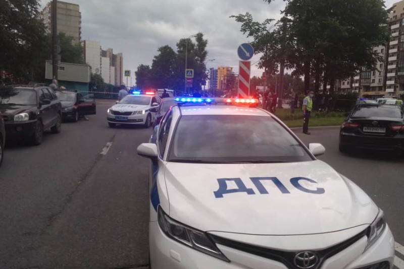 На парковке в Москве иномарка протаранила две машины и скрылась с места ДТП