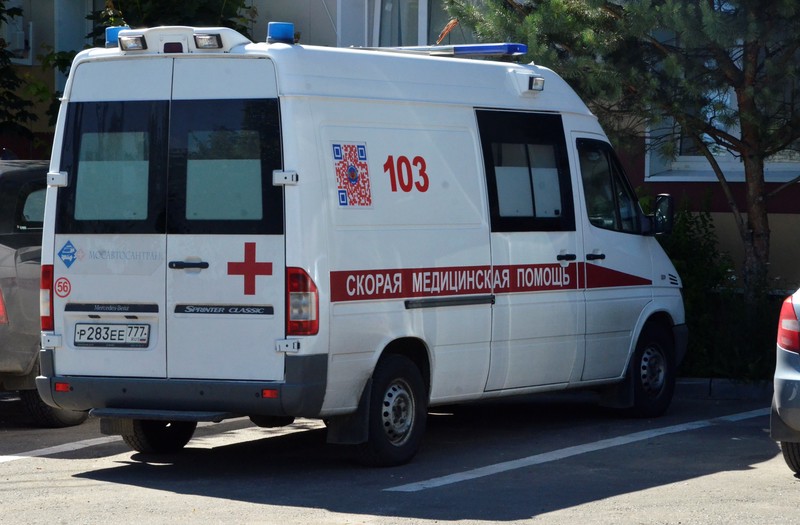 Женщина упала под уборочную технику коммунальных служб Москвы