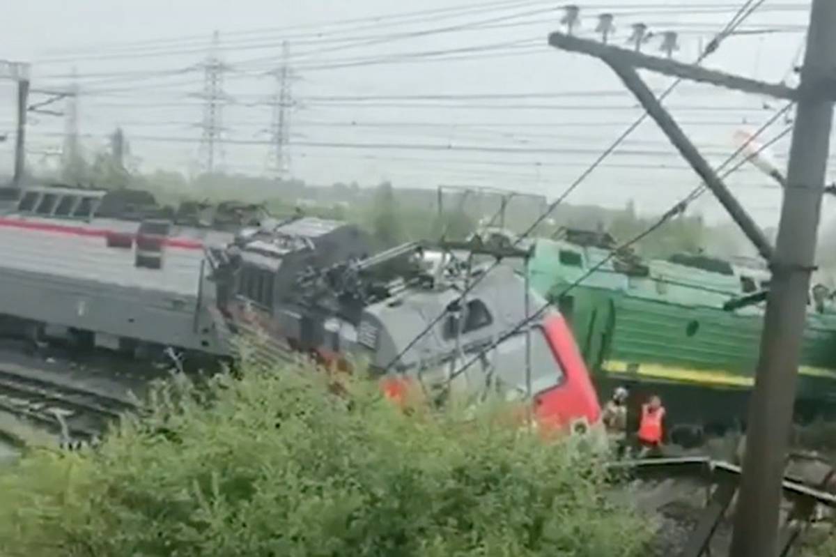 Десять вагонов сошли с рельсов после столкновения грузовых поездов в Забайкалье
