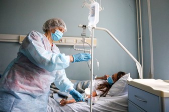 Порядок выплат медикам за борьбу с коронавирусом останется прежним в сентябре