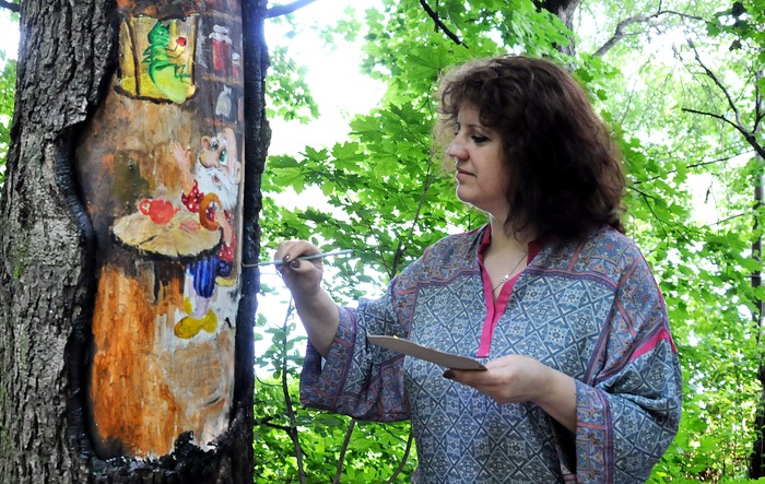 «Много фантастических рисунков»: как создается рисунок на дереве в парке «Измайлово»