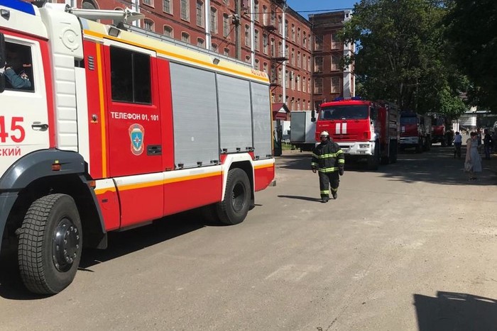 Сотрудники МЧС проверили информацию о задымлении в доме на Ленинском проспекте