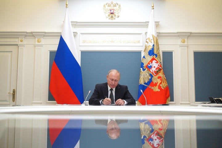 Путин подписал закон о порядке назначения временной УК многоквартирного дома