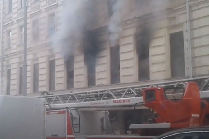 Крупный пожар произошел в жилом доме на Тверской улице в Москве