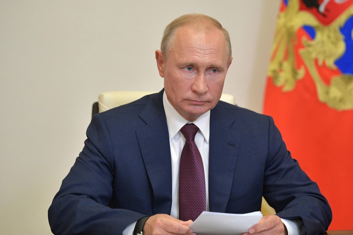 Путин поручил запретить вывоз из России необработанных лесоматериалов