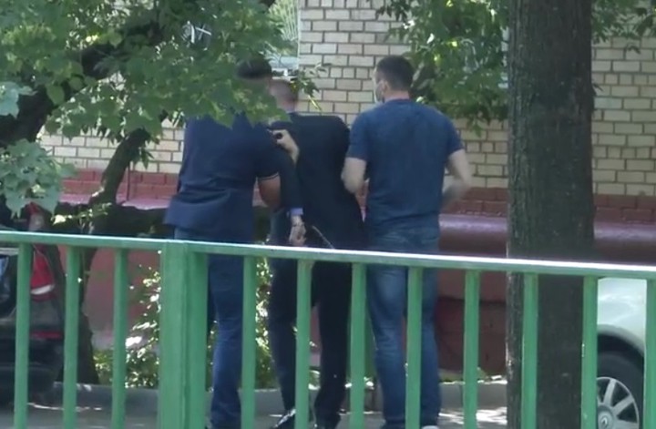 ФСБ показала задержание советника главы Роскосмоса в Москве