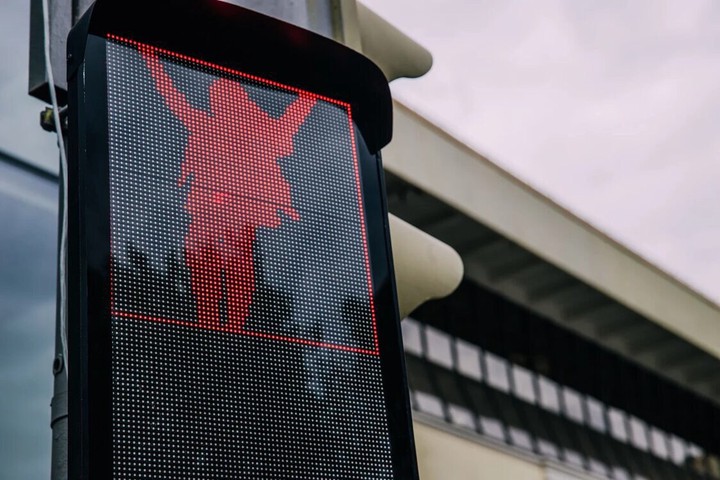 «Танцующий» светофор установили в центре Москвы