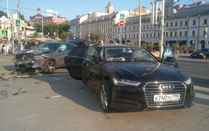 Пешеход пострадал из-за столкновения двух авто в центре Москвы
