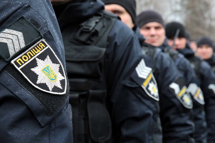 Полицейские спасли мужчину, загоревшегося возле здания офиса президента в Киеве