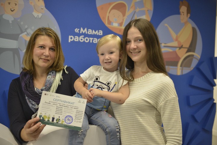 «Бабушка на час»: москвички старше 50 лет осваивают профессию няни