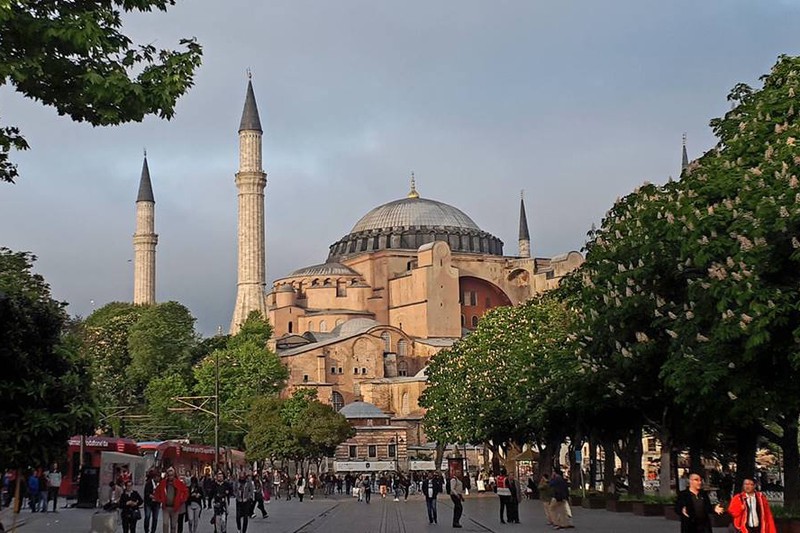 Власти Турции запретили туристам гулять по городам страны в новогоднюю ночь