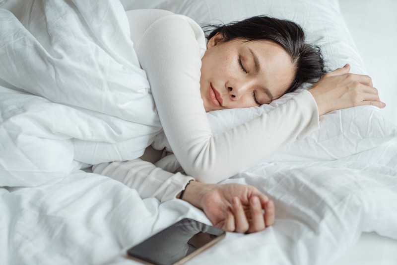 Сомнолог объяснила, сколько необходимо спать подросткам и взрослым