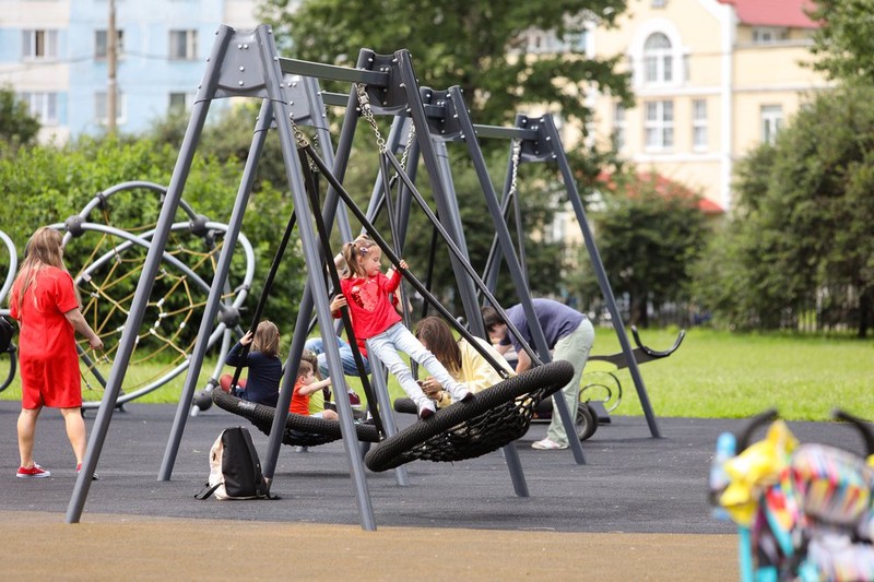 СК заинтересовался мужчиной, схватившим ребенка за руку на детской площадке в Москве