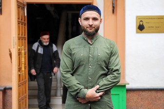 Общая молитва за пределами мечетей: мусульмане отметили Курбан-байрам