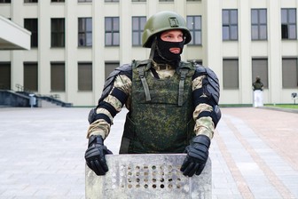 Колонна БТР прибыла ко Дворцу Независимости в Минске