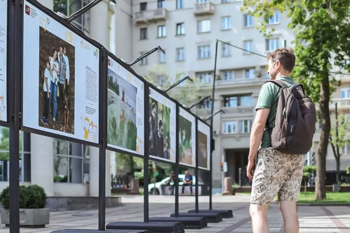 Фотовыставка ко Дню учителя открылась на трех бульварах Москвы