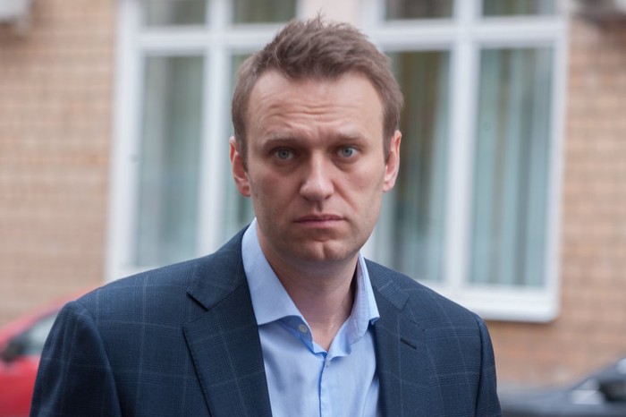 Навального перевезли из больницы в аэропорт Омска