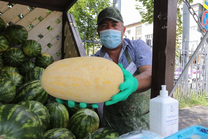 Роспотребнадзор объяснил, кому опасно есть дыню