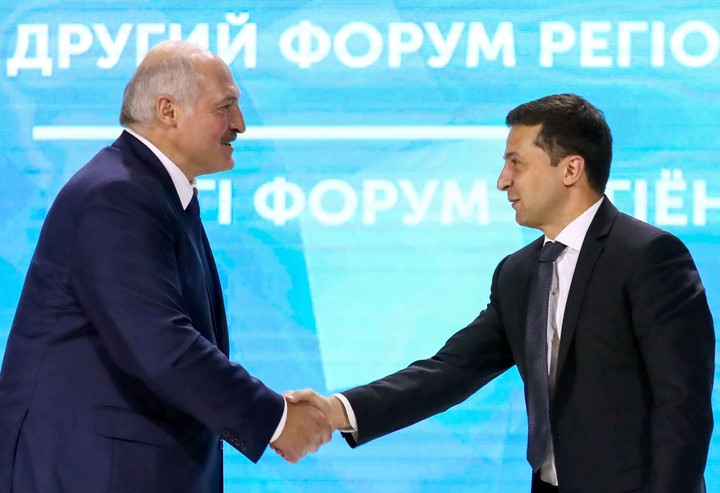 Политолог объяснил, что будет с Лукашенко, если он выдаст россиян Зеленскому