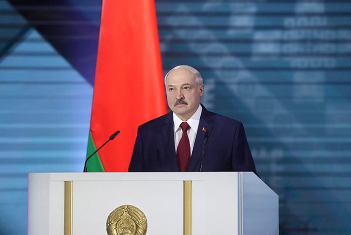 Лукашенко между двух огней