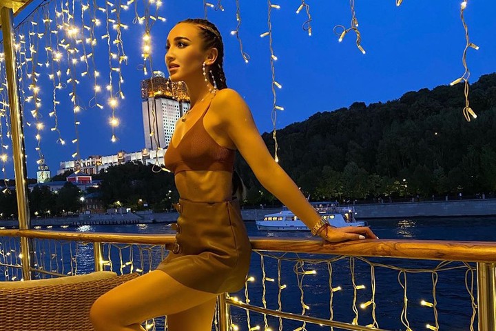 Бузова показала кольцо на безымянном пальце и намекнула на помолвку c Манукяном