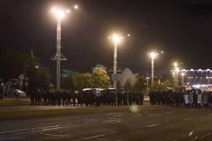 Силовики начали разгонять участников беспорядков в Белоруссии