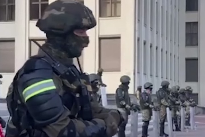 Пригнанный для разгона протестующих водомет сломался в Минске