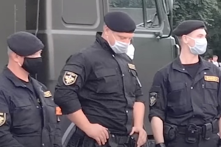 СМИ сообщили о применении спецсредств силовиками против протестующих в Минске