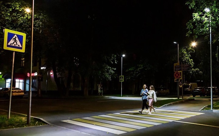 Специальные фонари установили на 17 пешеходных переходах у метро «Стахановская»