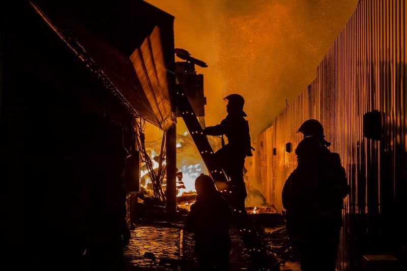 Крупный пожар охватил здание склада в Подмосковье
