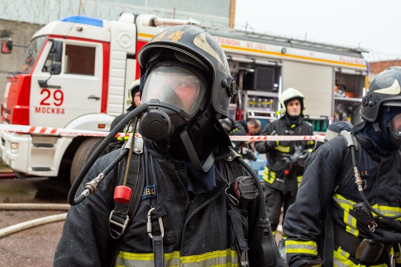 Спасатели локализовали пожар на территории Балтийского завода в Петербурге