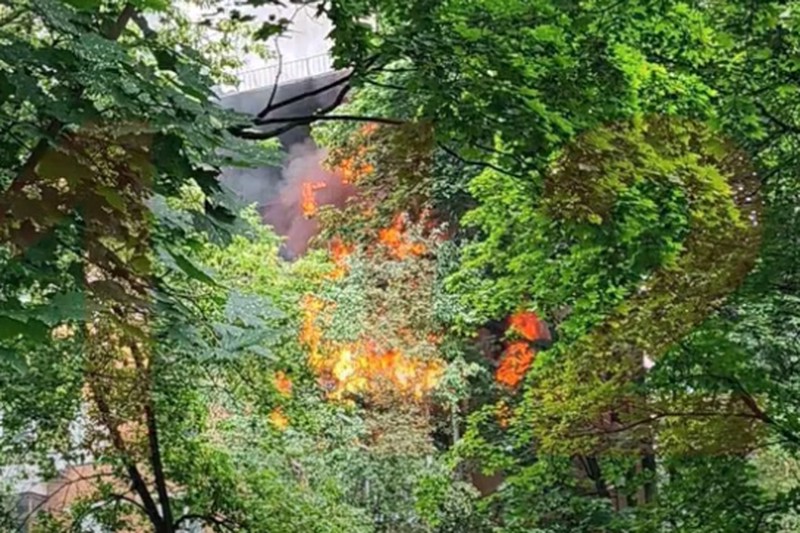 Крупный пожар произошел в жилом доме на западе Москвы
